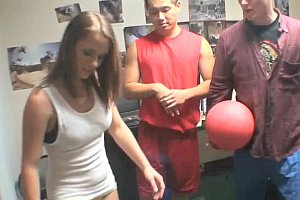 女人扒开腿㊙️打扑克动漫胡桃